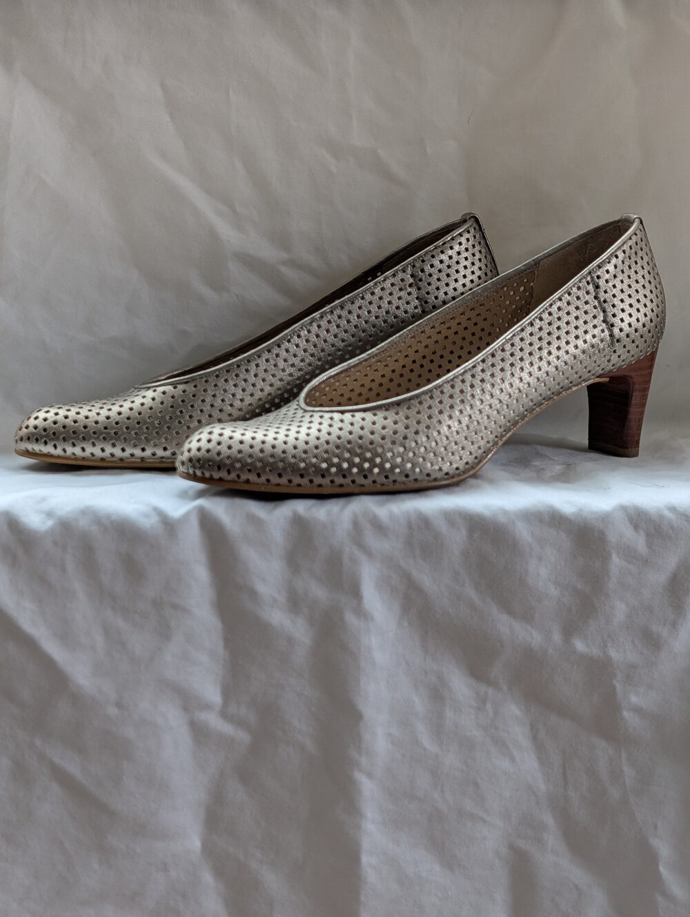 Stuart Weitzman gold leather pumps